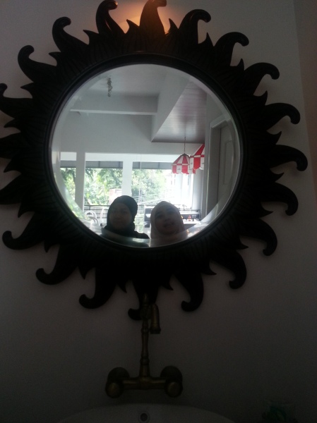Cermin gede buat selfie! Horeee!! *eh